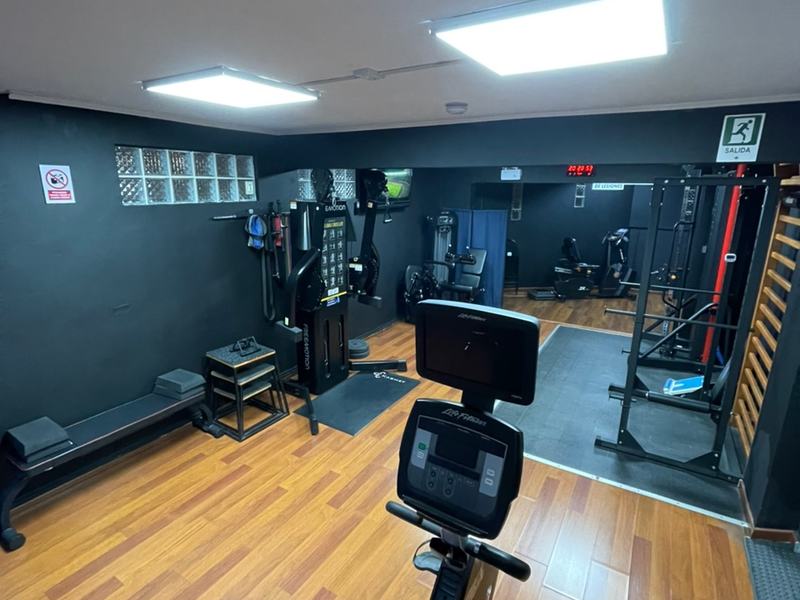 Gimnasio con bicicleta y máquinas