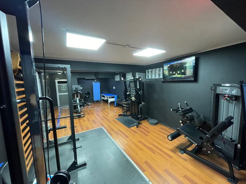 Gimnasio terapéutico con máquinas de fuerza