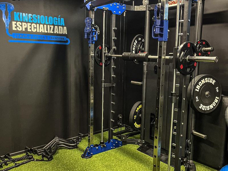 Rack de entrenamiento con logo del centro